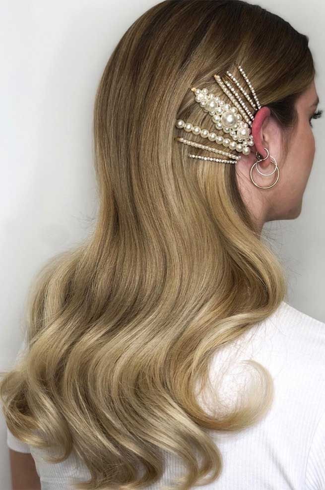 acconciature natalizie semplici: capelli mossi con fermagli natalizi di perle 