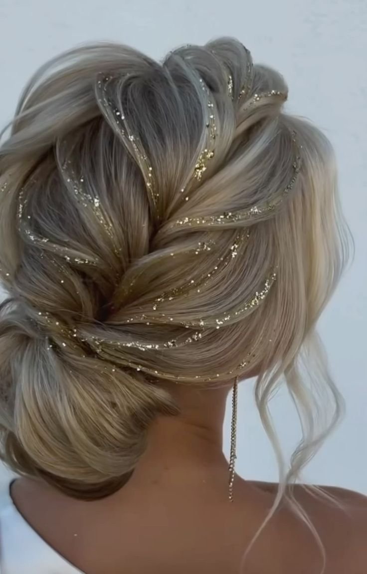 acconciature natalizie semplici: raccolto morbido con glitter