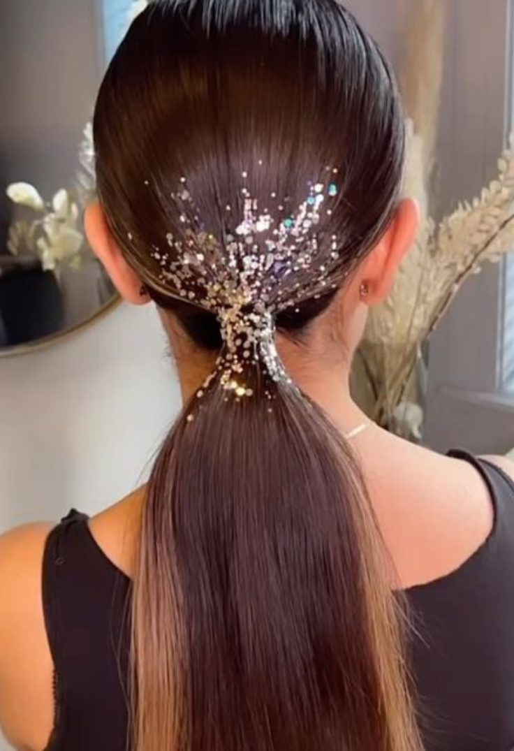 acconciature natalizie semplici: coda bassa liscia con glitter 