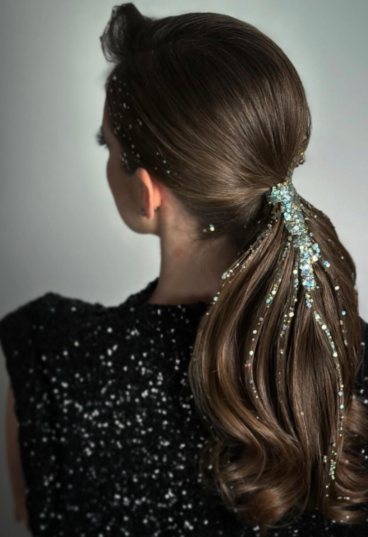 acconciature natalizie semplici: coda bassa mossa con glitter 
