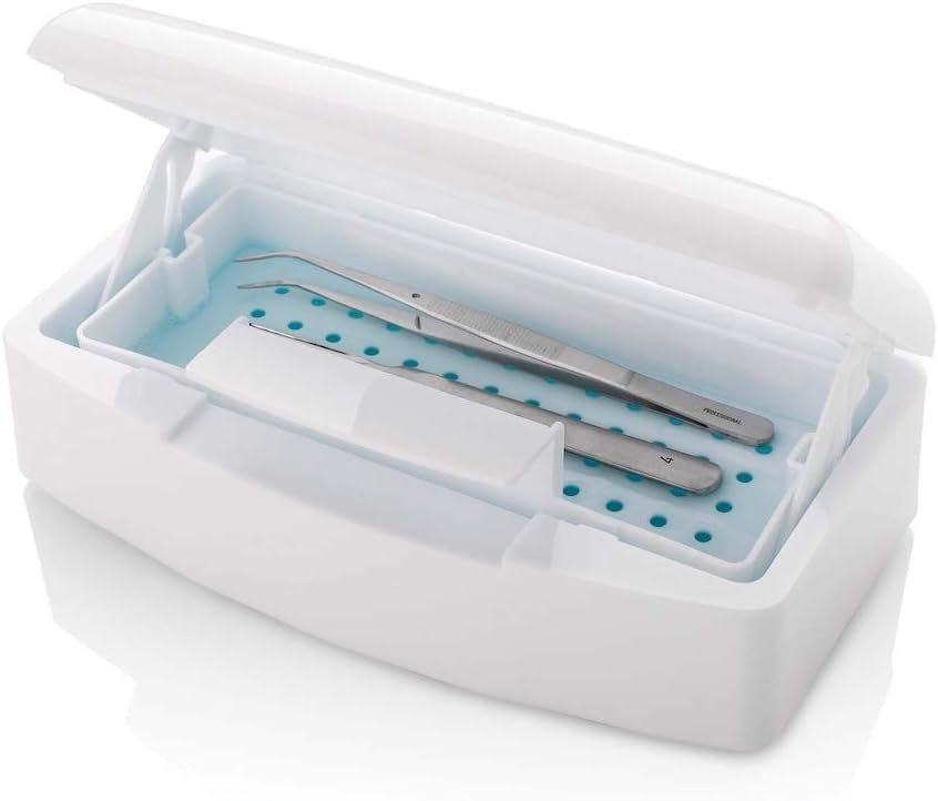 vaschetta per sterilizzare strumenti della manicure- concetto Come fare una perfetta manicure fai da te su unghie naturali