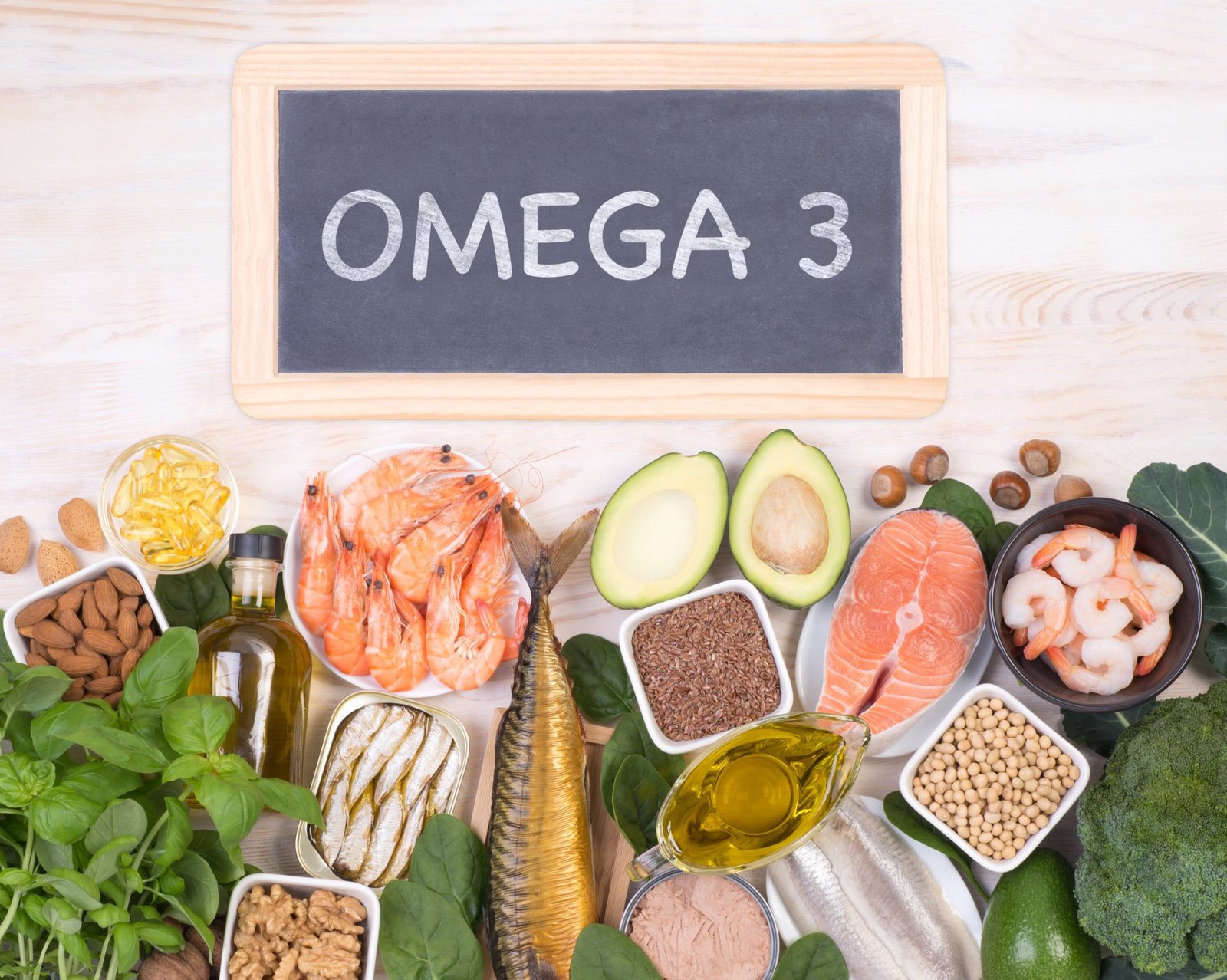 cibi che fanno bene alla pelle: sul tavolo cibi ricchi di omega 3 e lavagnetta con scritta omega 3 