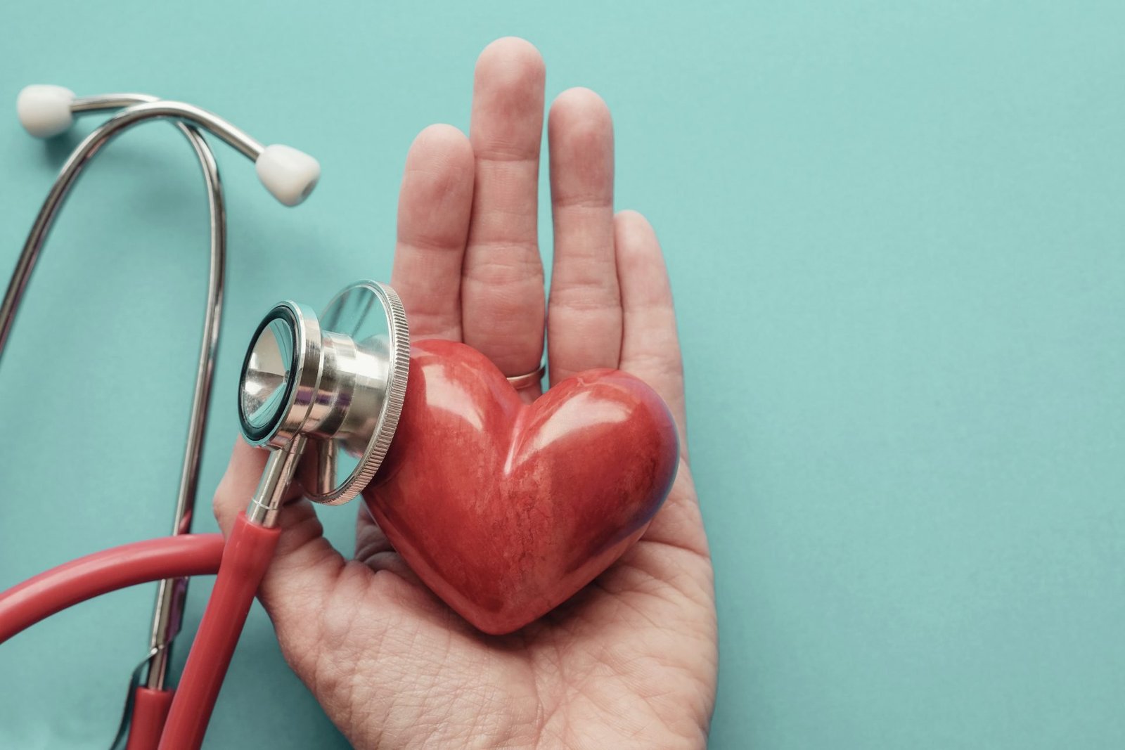 Cuore rosso in mano con stetoscopio, salute del cuore, concetto di assicurazione sanitaria, giornata mondiale del cuore, giornata mondiale della salute- CONCETTO DI OMEGA 3 QUANDO ASSUMERLI