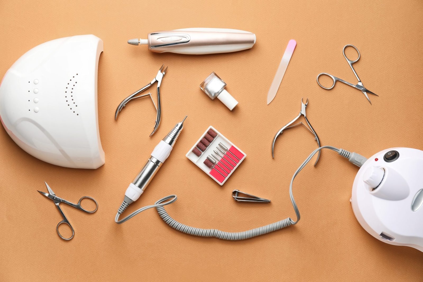 Come fare una perfetta manicure fai da te su unghie naturali: tutti gli strumenti necessari