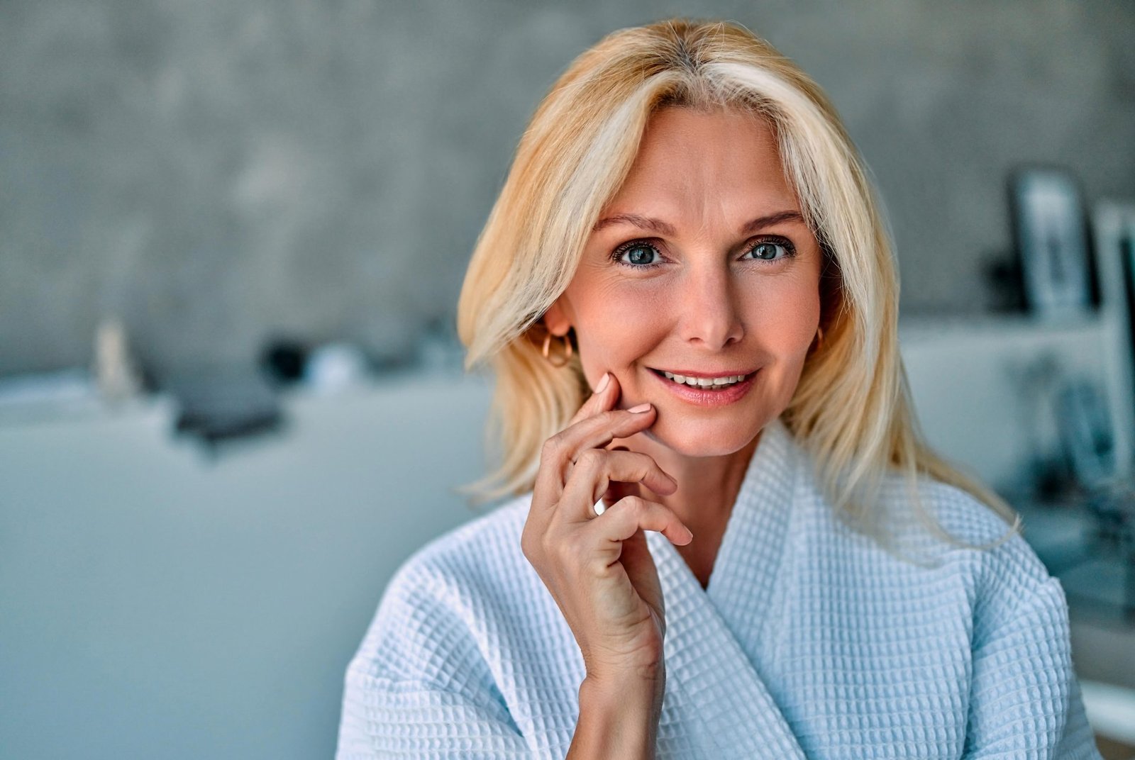 Attraente signora anziana con una pelle perfetta che esegue trattamenti di bellezza e anti-età a casa. Routine mattutina. Concetto di microneedling liquido a casa propria 