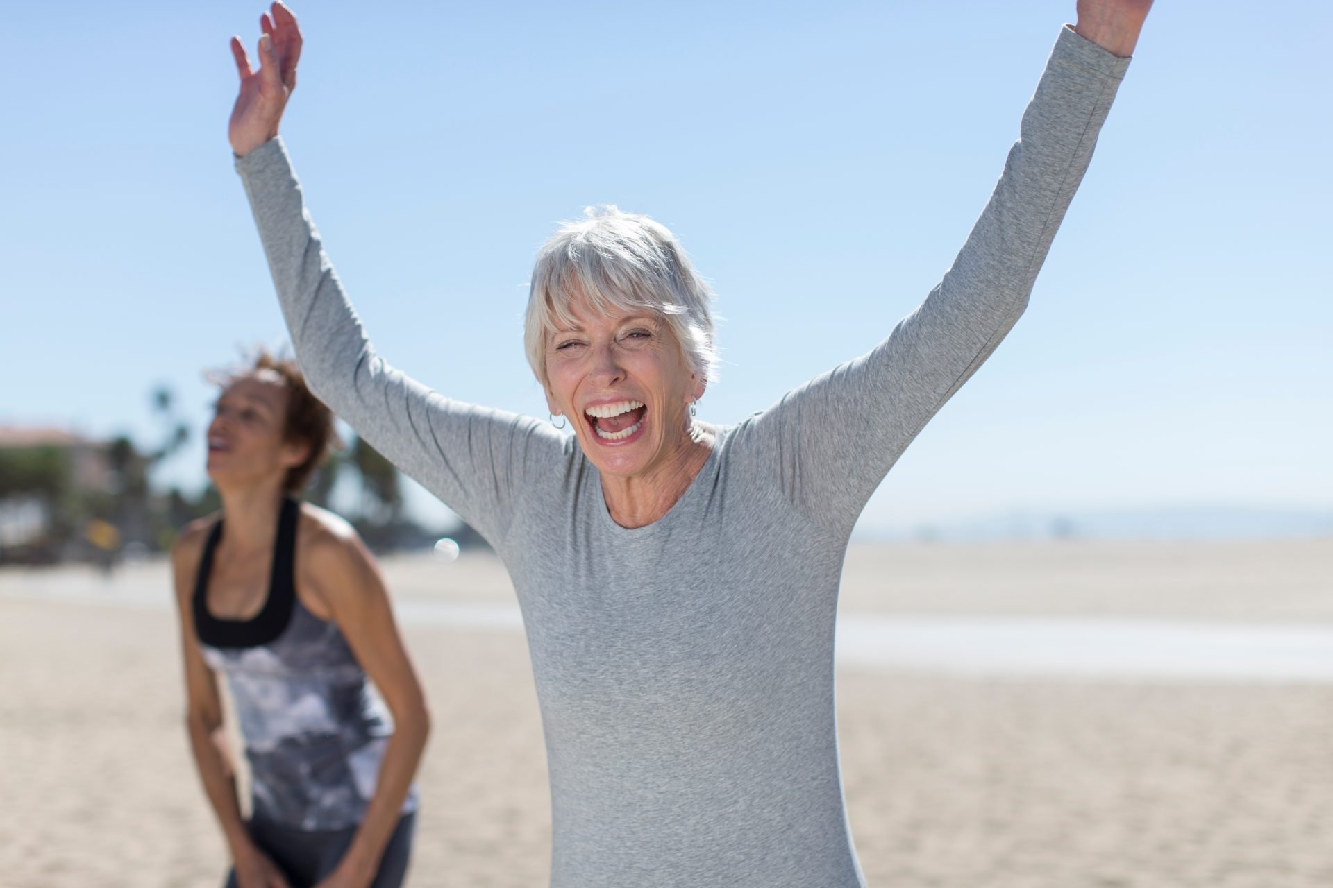 donnemature si divertono in spiaggia - concetto quale tipo di magnesio assumere in menopausa 