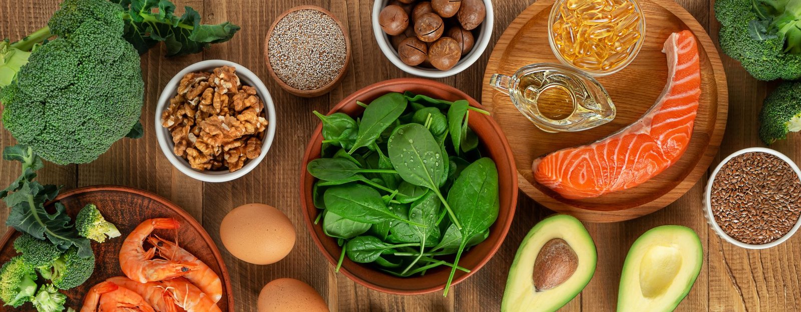Primo piano di alimenti ricchi di Omega 3 su un tavolo di legno, direttamente sopra. Concetto di alimentazione sana e omega 3 quando assumerli