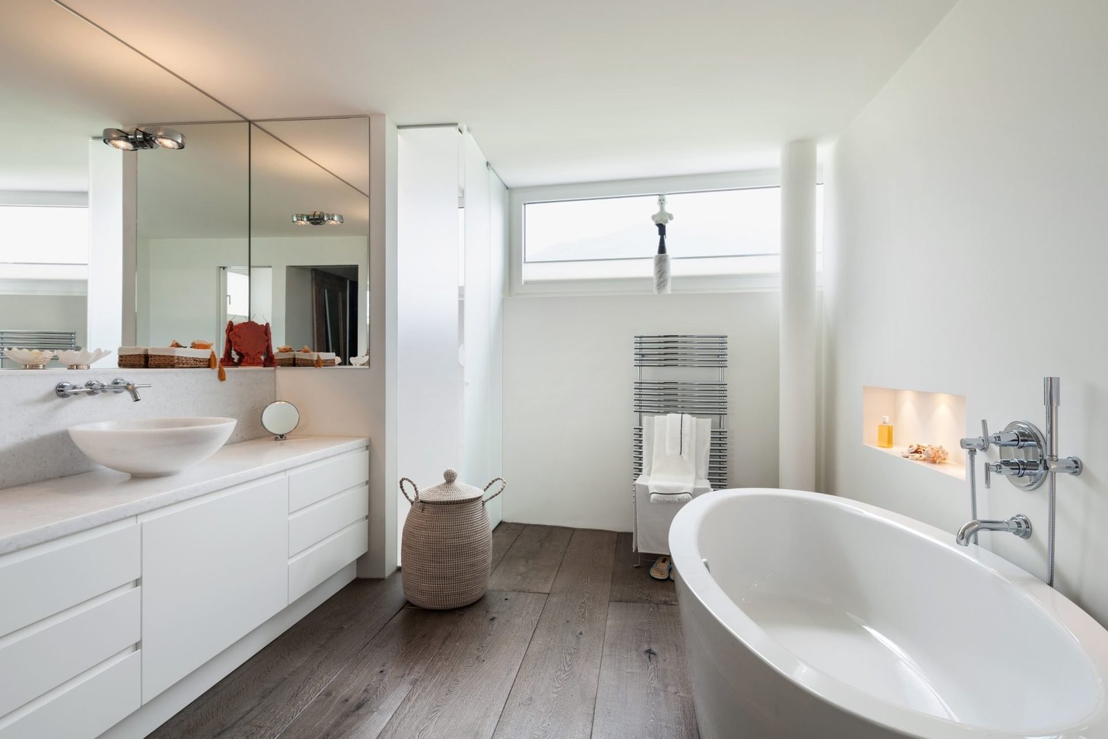 bagno confortevole dal design moderno, pavimento in legno b- concetto decluttering in primavera in bagno