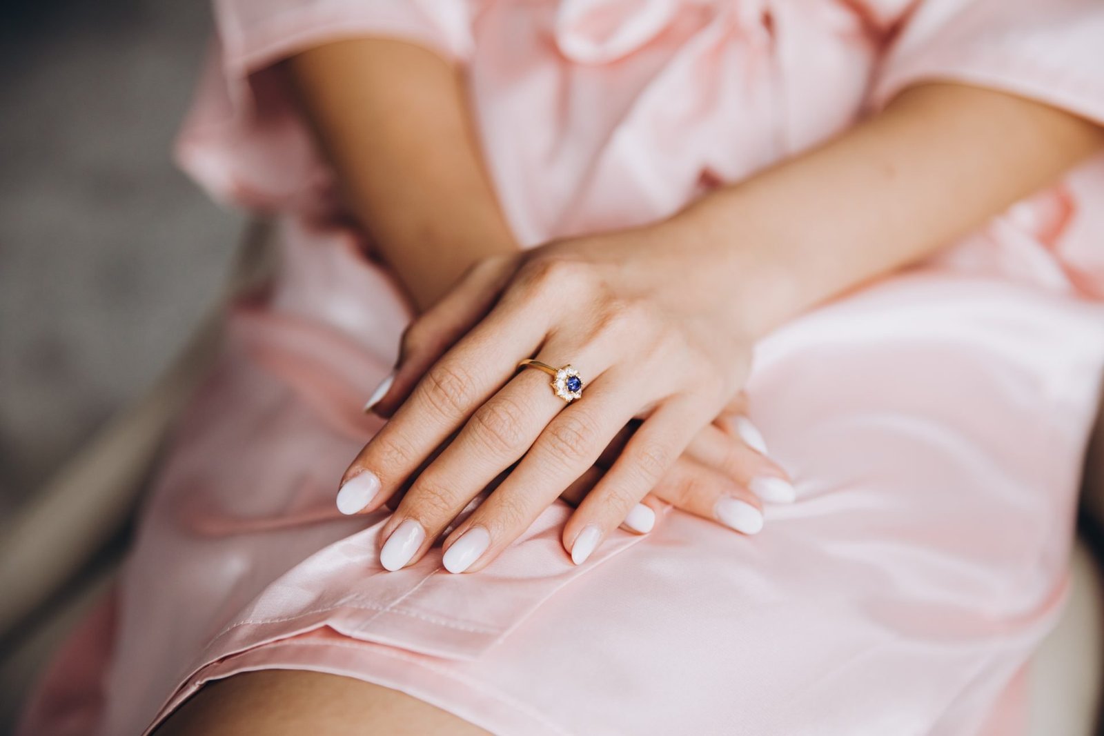 CONCETTO UNGHIE CORTE PRIMAVERA 2026 - PRIMO PIANO DI MANI ELEGANTI E MINIMAL CON ANELLO 