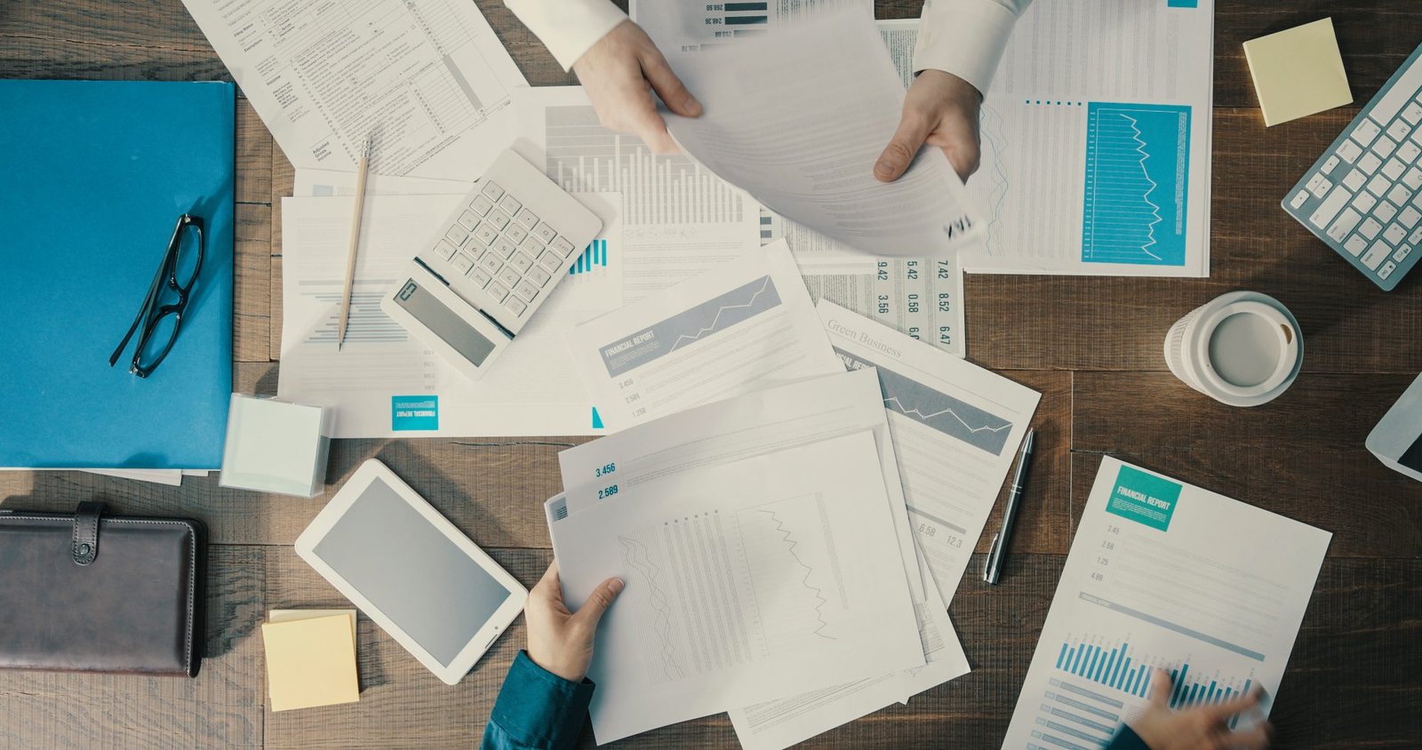 riordino di una scrivania e organizzare la documentazione nel decluttering di primavera