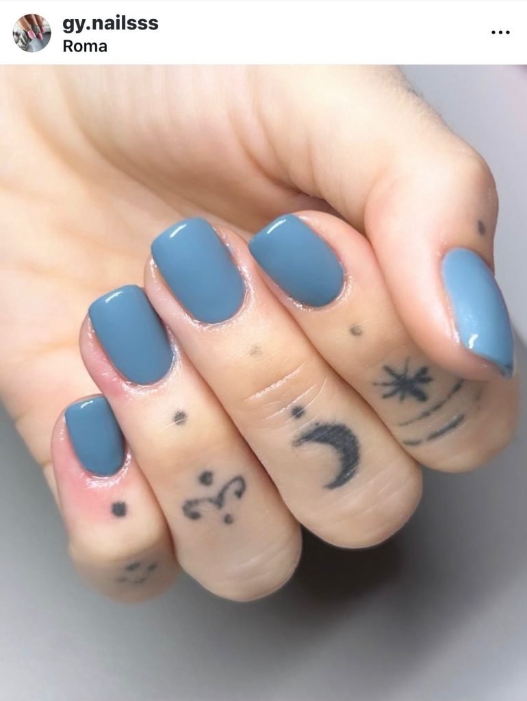Unghie corte primavera 2026 blue denim nails
