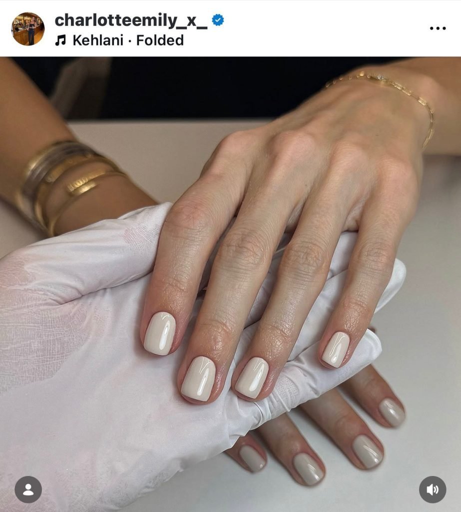 Unghie corte primavera 2026 millky nails unghie lattiginose unghie bianco latte 