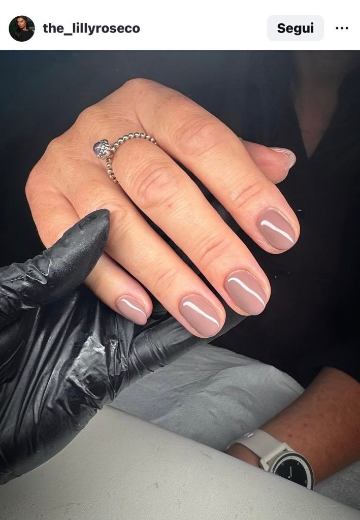 Unghie corte primavera 2026 cappuccino nails