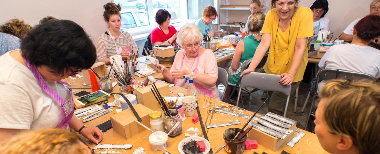 concetto di Come socializzare dopo i 50 anni. Guppo di donne mature partecipa a corso di arti creative