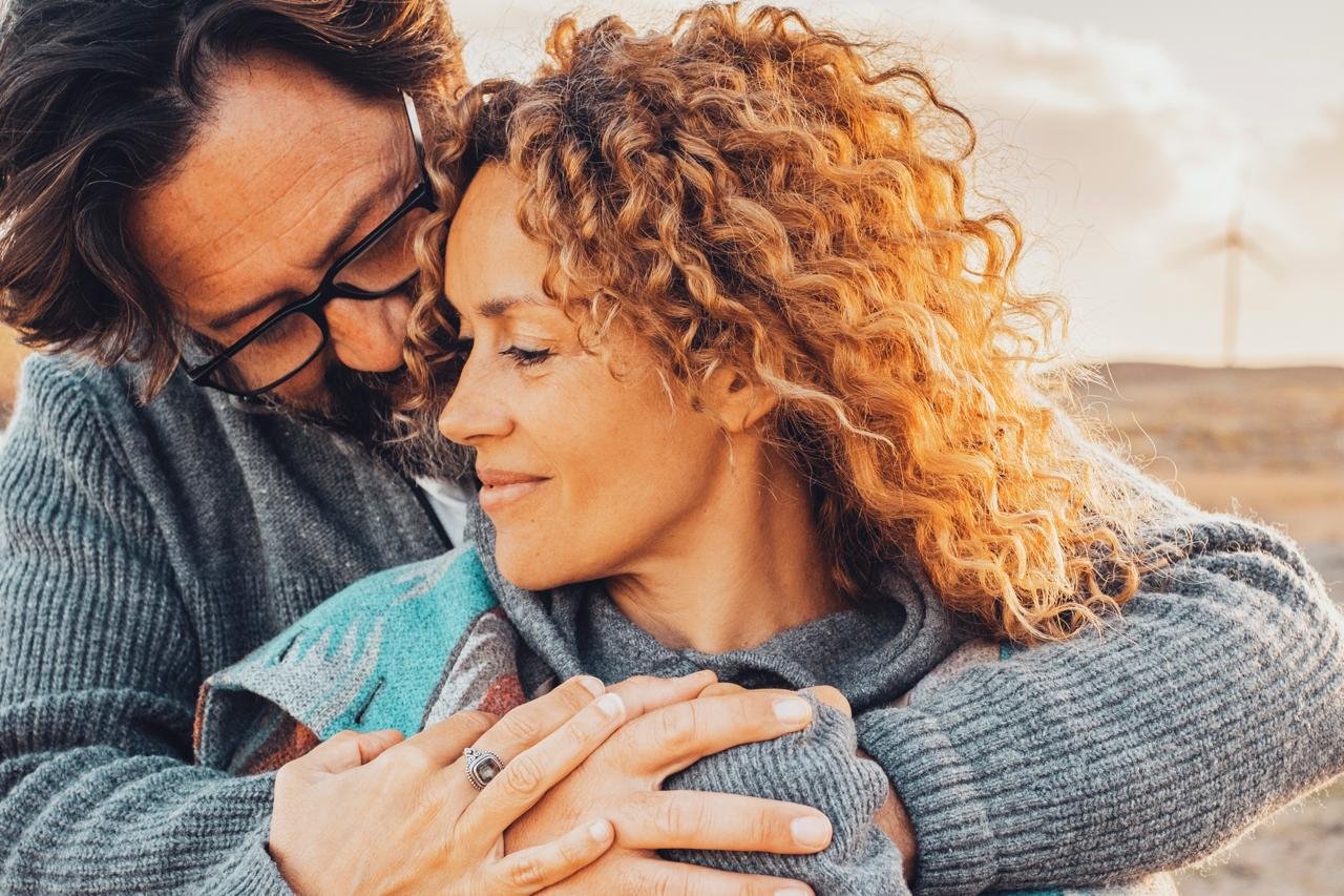 coppia matura si abbraccia con affetto. concetto di come socializzare dopo i 50 anni