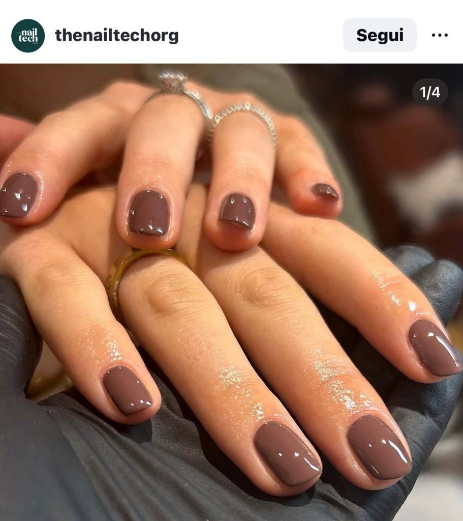 Unghie corte primavera 2026 cappuccino nails