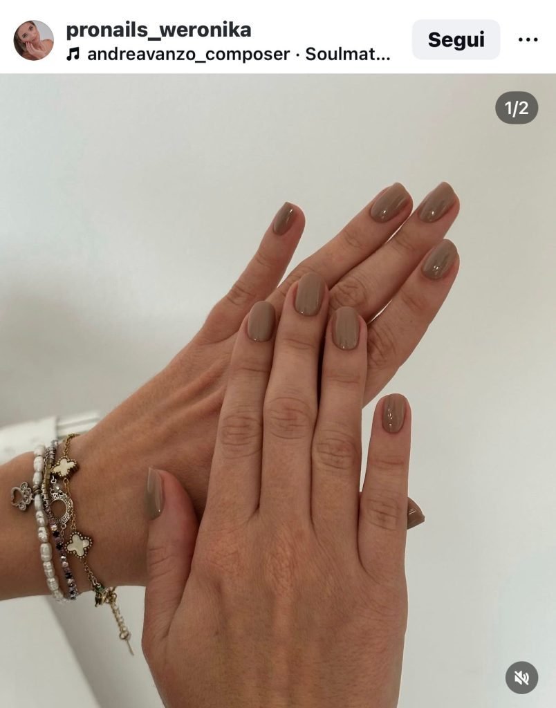 Unghie corte primavera 2026 cappuccino nails