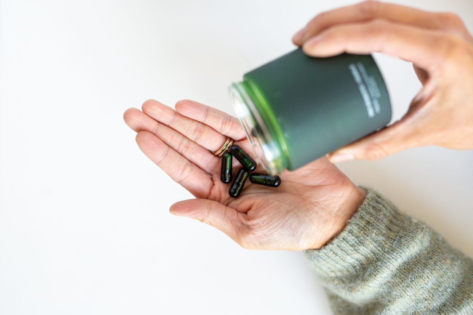 astaxantina a cosa serve primo piano di mano con capsule pronte da assumere 