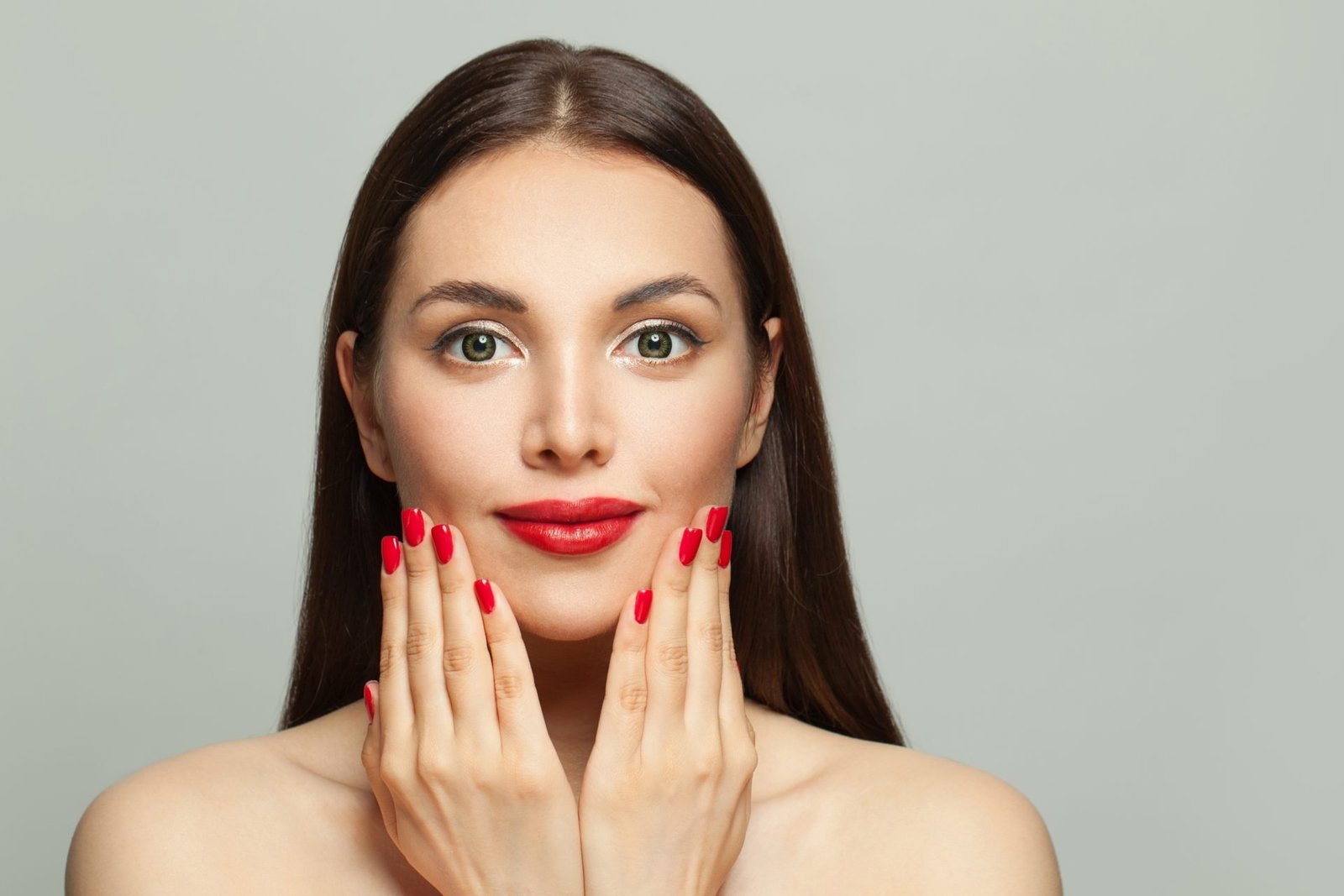 Bellissimo volto di donna e unghie curate su sfondo bianco. tema : Come far durare lo smalto a lungo