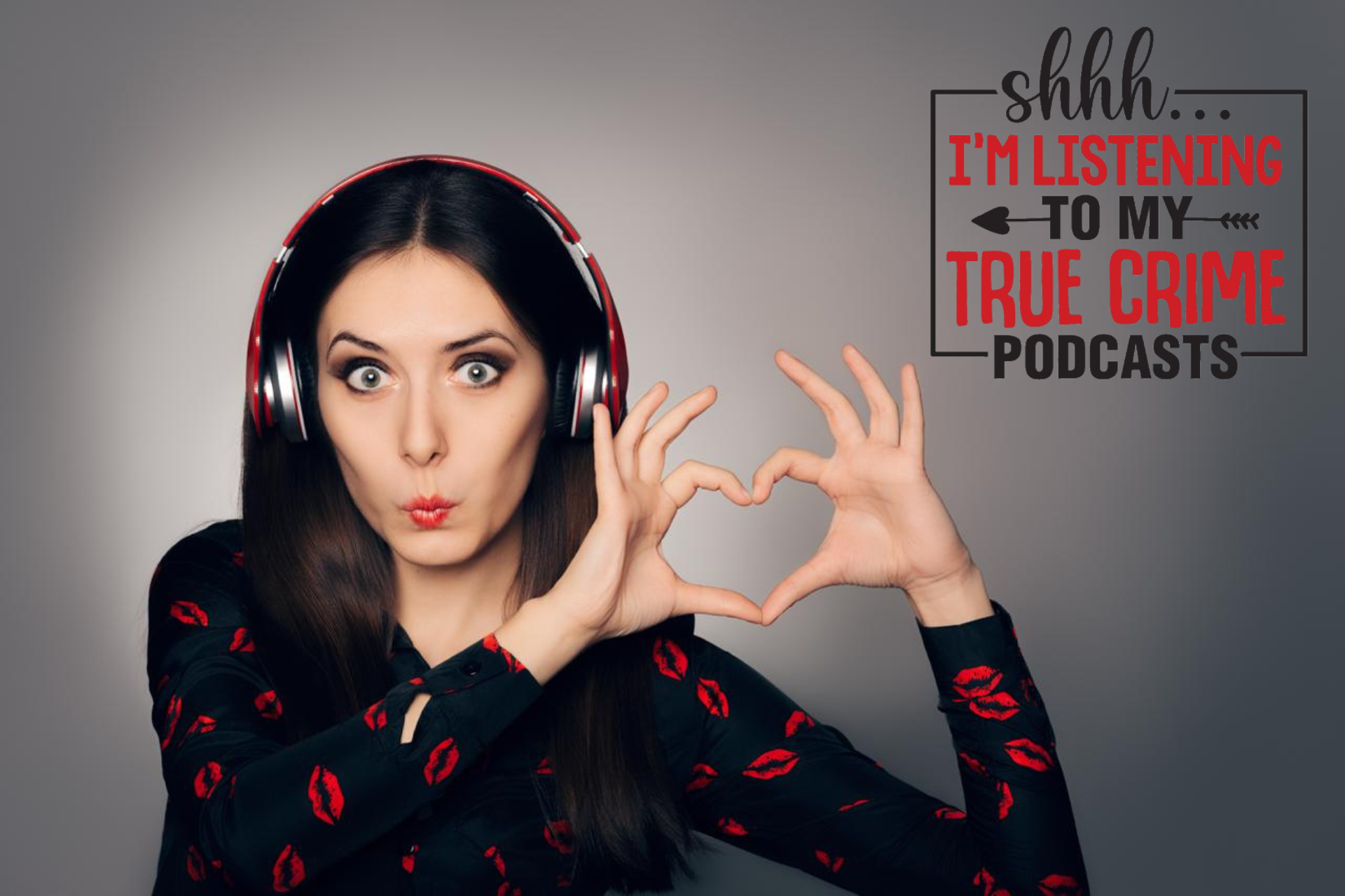 Migliori podcast di crime e cronaca nera copertina articolo a tema con ragazza con le cuffie mani che formano un cuore e scritta a tema podcast crime 