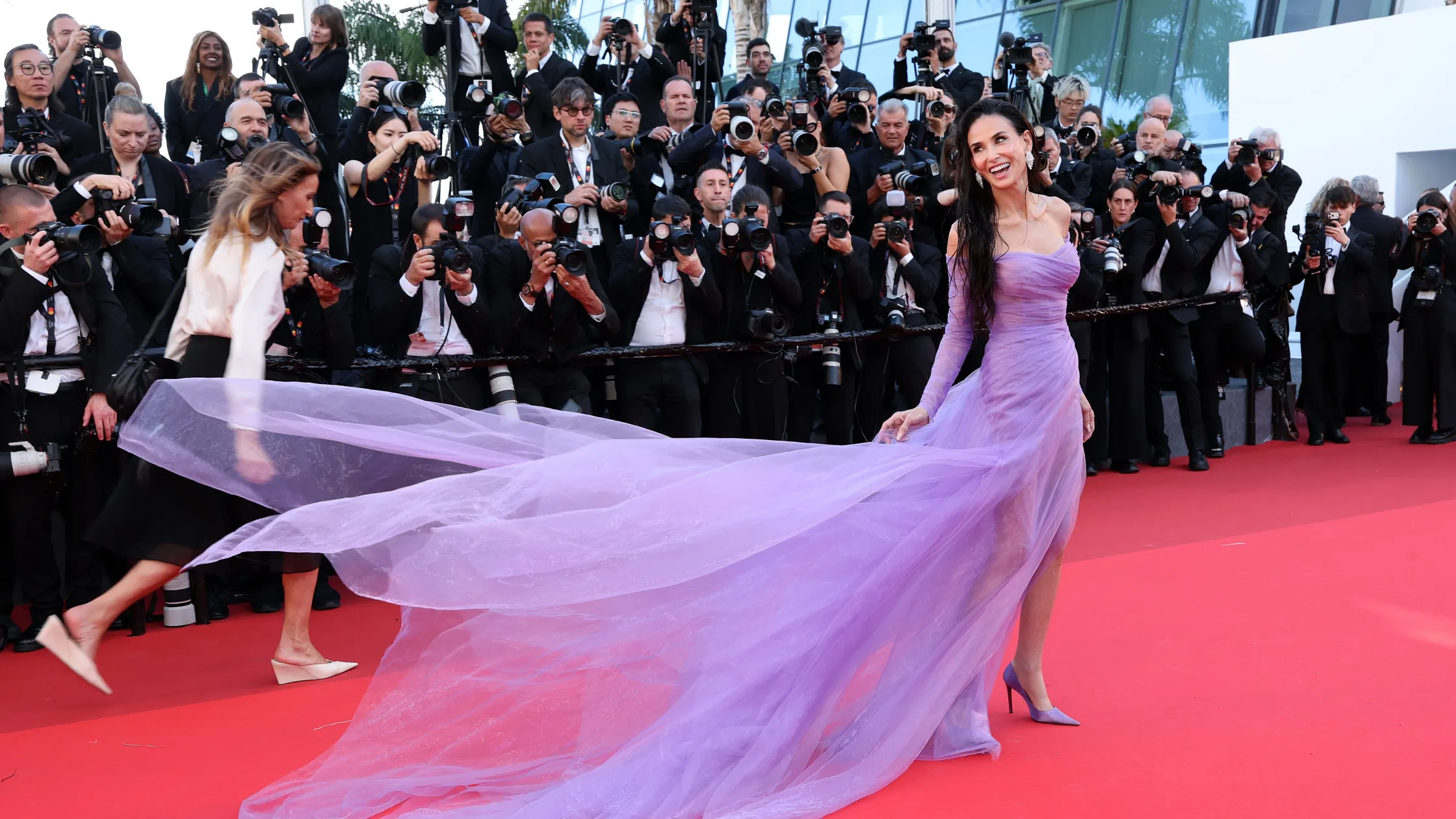 abiti di Demi Moore a Cannes 2026 abito viola glicine della seconda serata fomrato gucci 