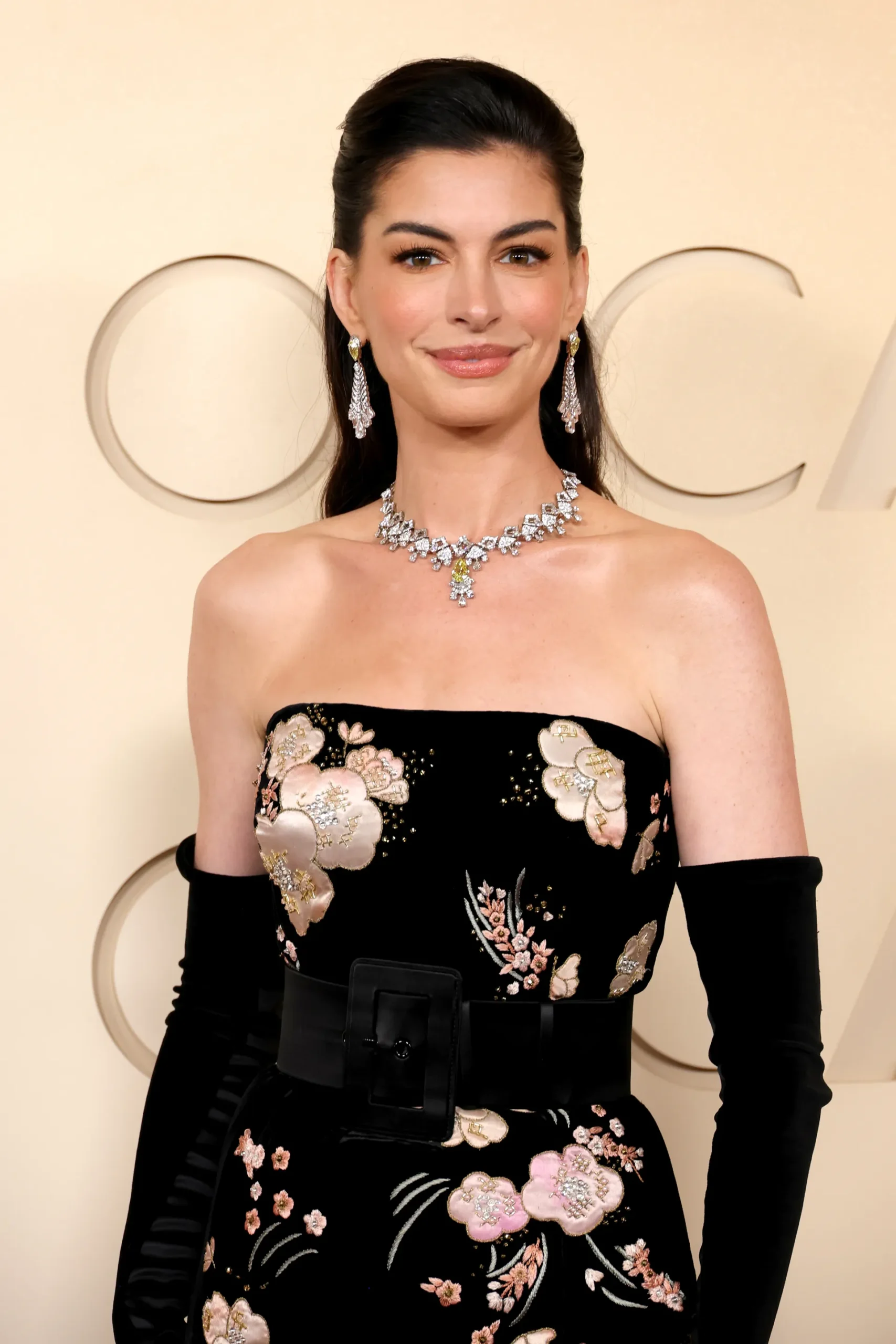 anne hathaway look della serata Oscar 2026 con il beauty hack del lifting viso con i capelli
