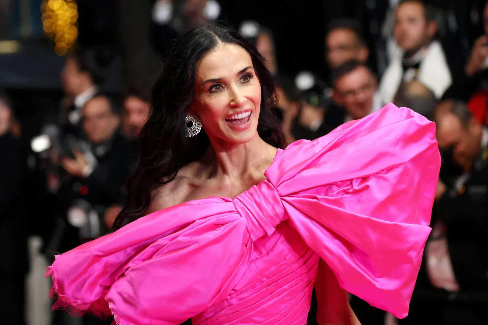 abiti di Demi Moore a Cannes 2026 abito quarta serata rosa con fiocco di matieres fecales 