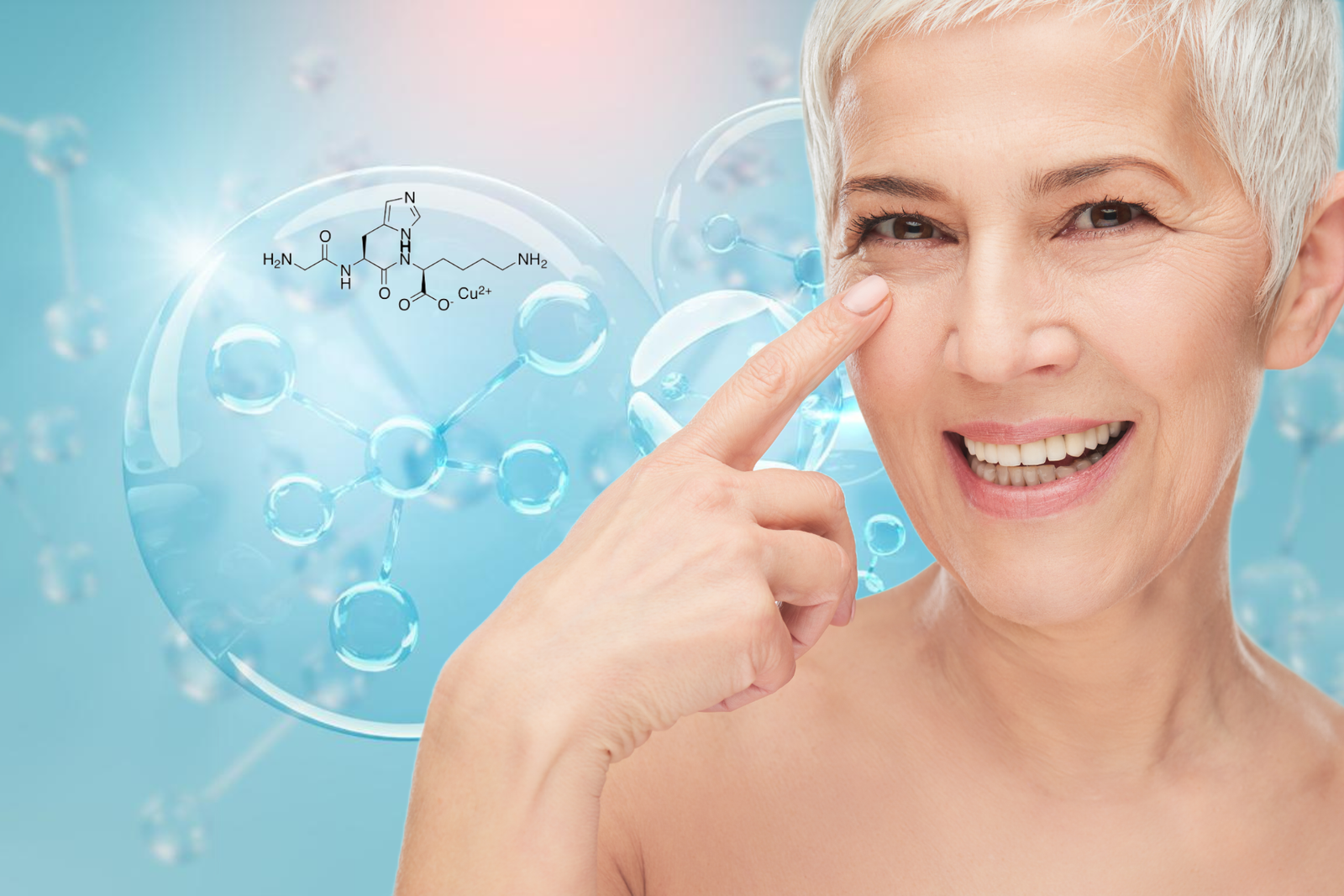 donna matura di bell'aspetto e curata si indica con il dito indice il contorno occhi e sorrde. sfondo azzurro con disegni di molecole di peptidi di rame - concetto di skincare antiage