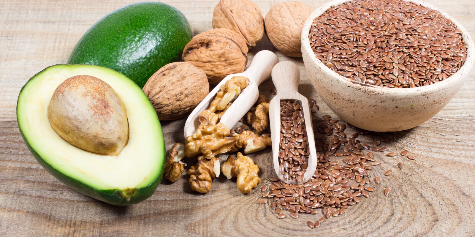 cibi che fanno bene alla pelle: Fonti di acidi grassi omega 3. Avocado , noci e semi 