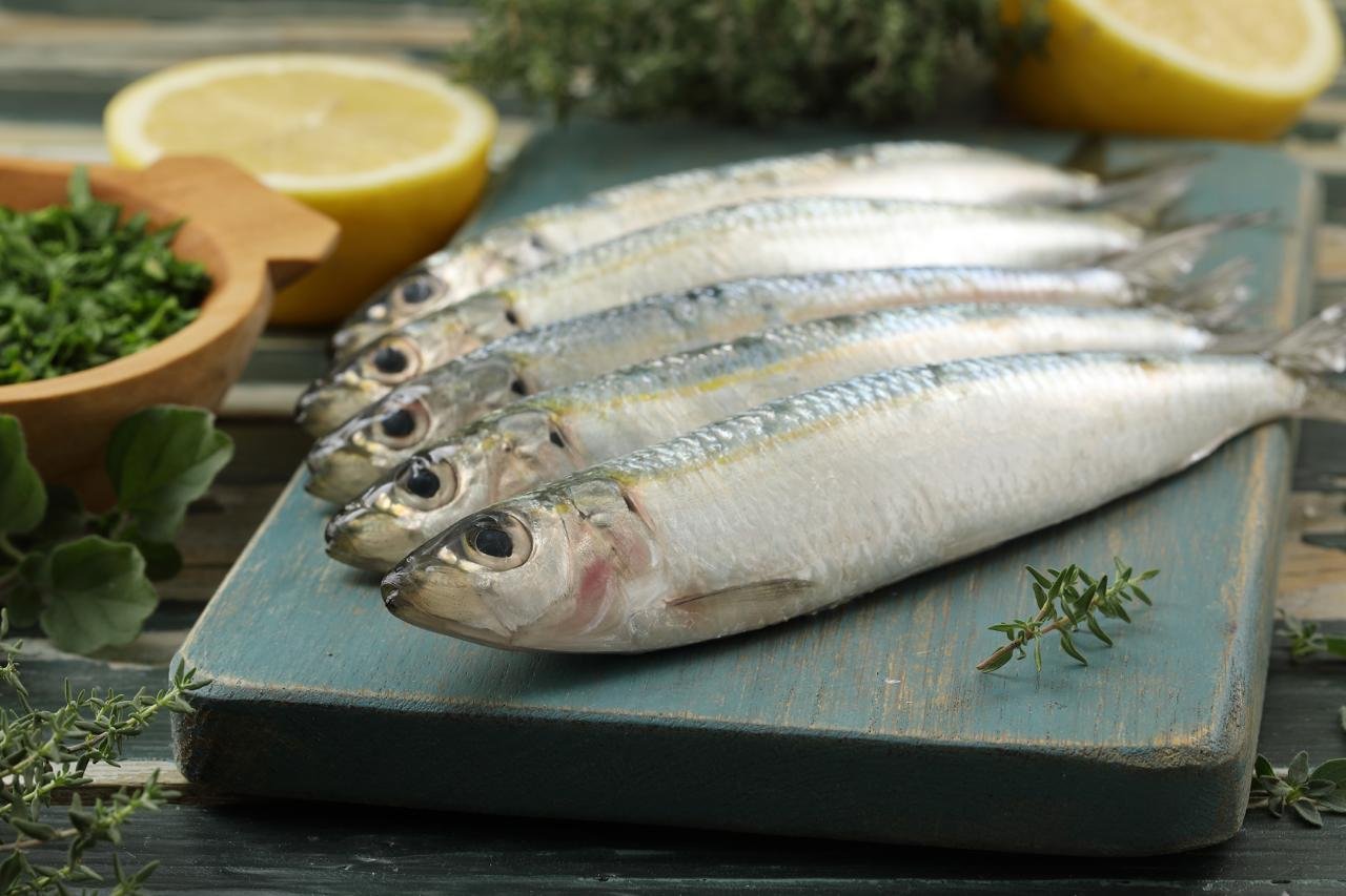 cibi che fanno bene alla pelle: pesce azzurro 