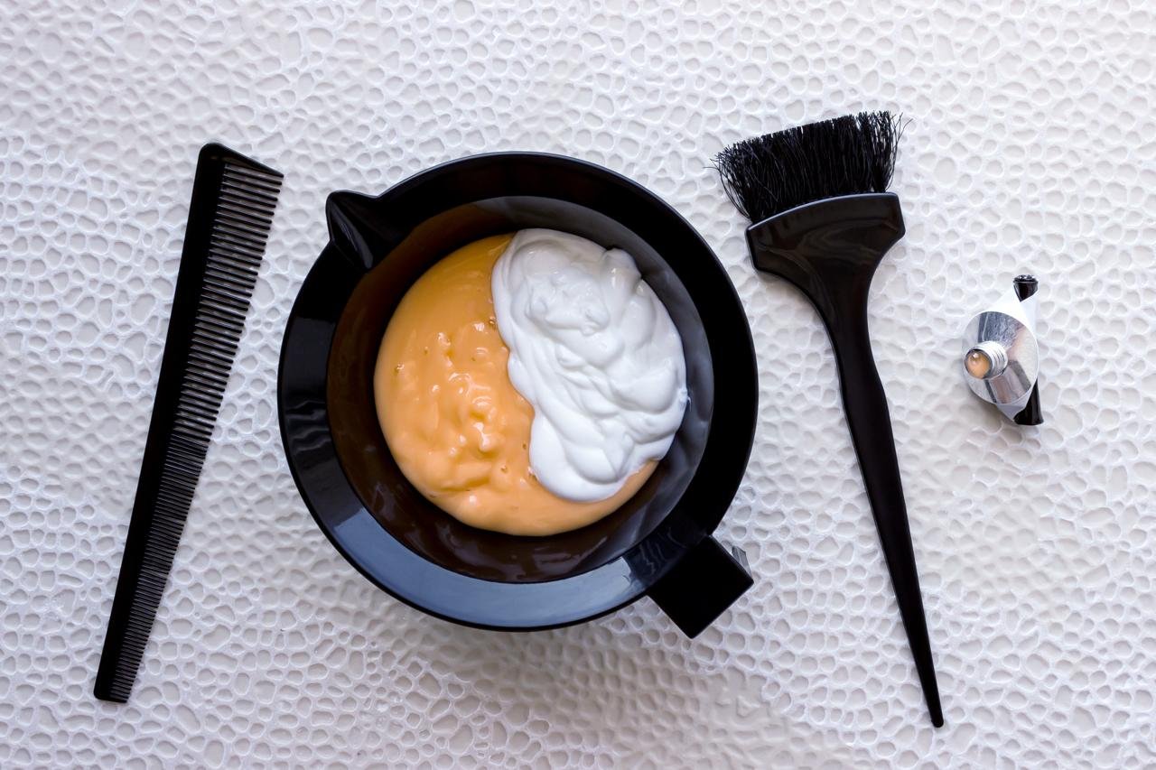 primo piano di ciotola con colazione per capelli ,pennello e pettine. concetto di Come coprire i capelli bianchi con la tinta demi permanente