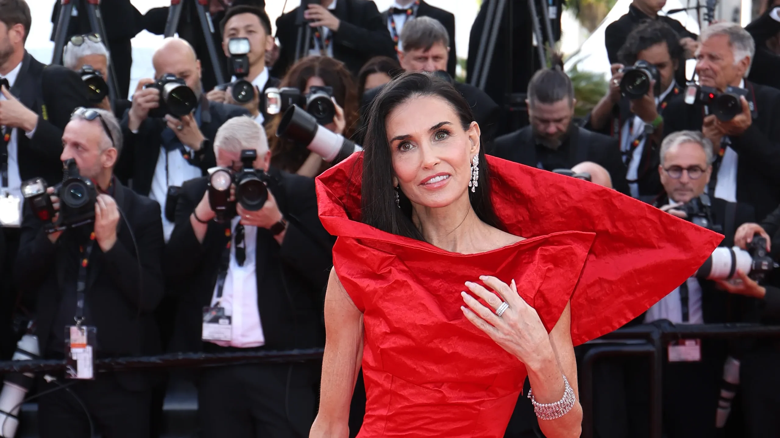 abiti di Demi Moore a Cannes 2026 abito terza serata in rosso gucci effetto stropicciato