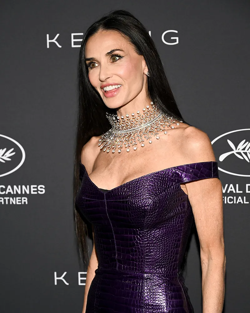 abiti di Demi Moore a Cannes 2026: abito viola effetto pelle serpente di Gucci per la serata dei Kering Women in Motion Awards