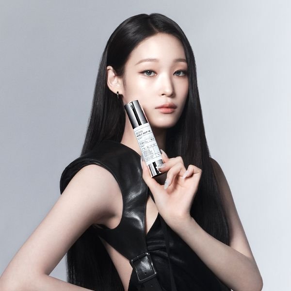microneedling liquido coreano in mano a modella asiatica