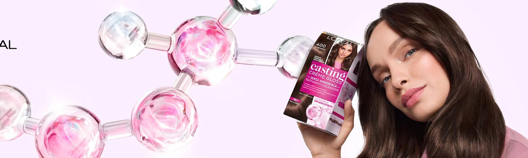 tema : Come usare Casting Crème Gloss- ragazza in primo piano con il prodotto in mno
