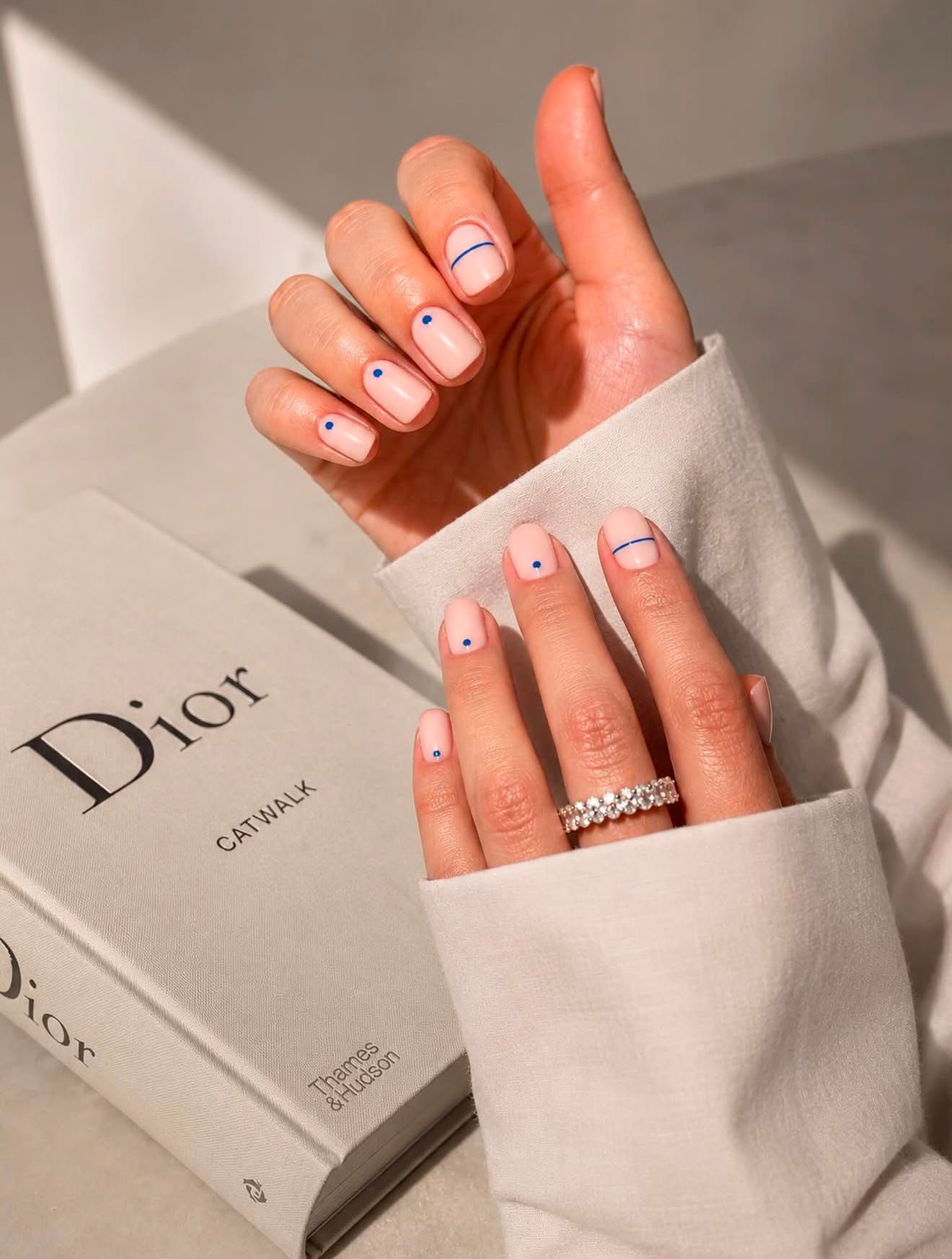 Manicure naturale per unghie corte con micro decoraizoni geometriche blu 