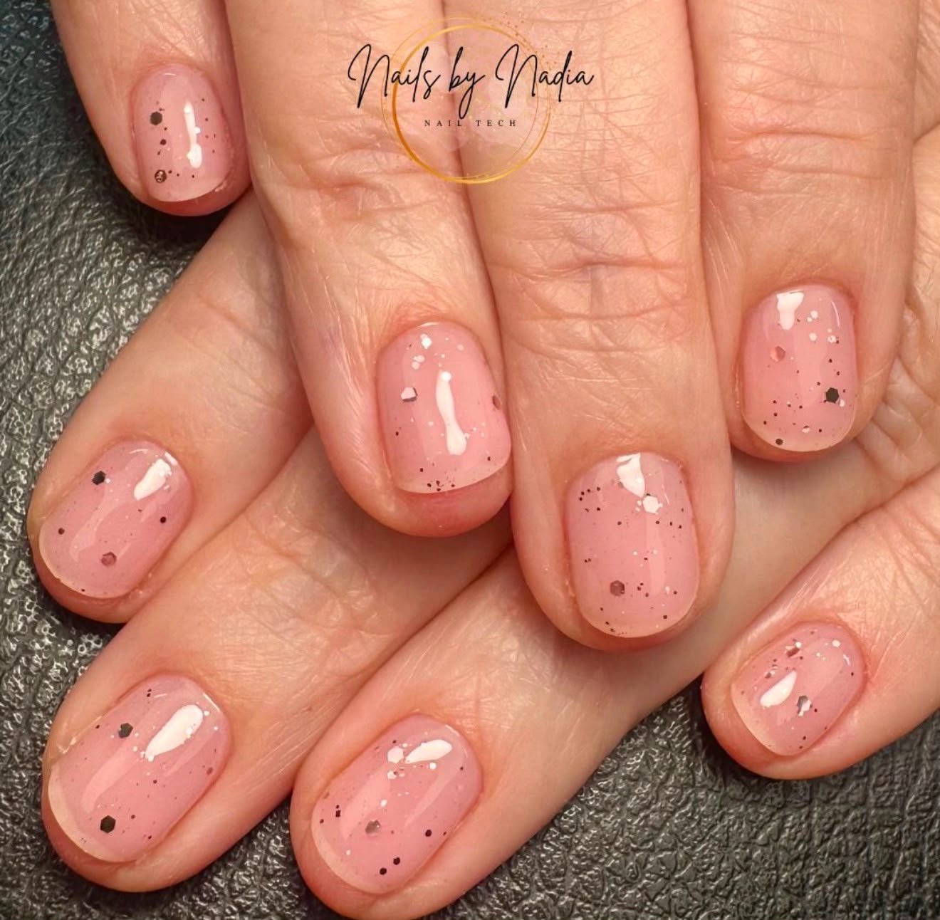 Manicure naturale per unghie corte proposta di micro decorazioni con glitter