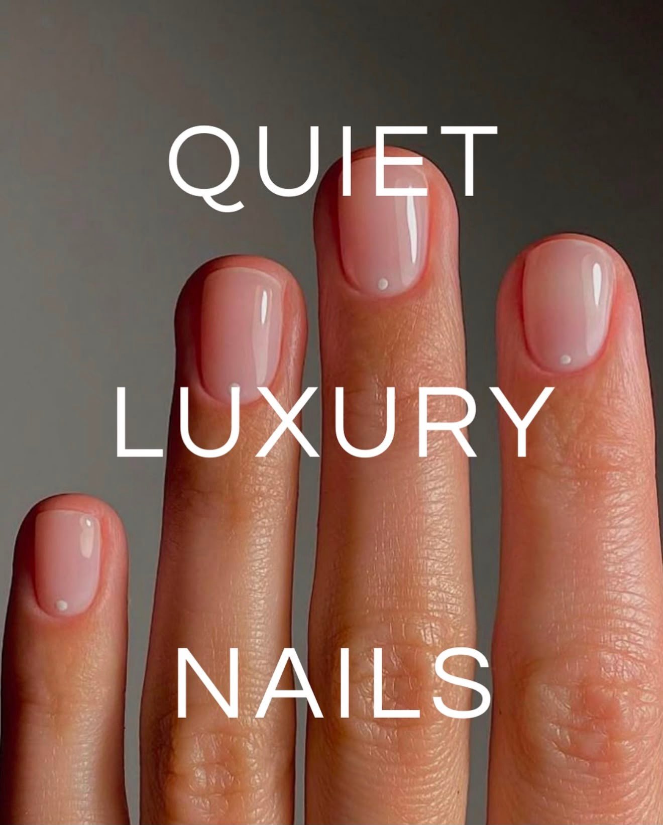 Manicure naturale per unghie corte con scritta quiet luxury nails 