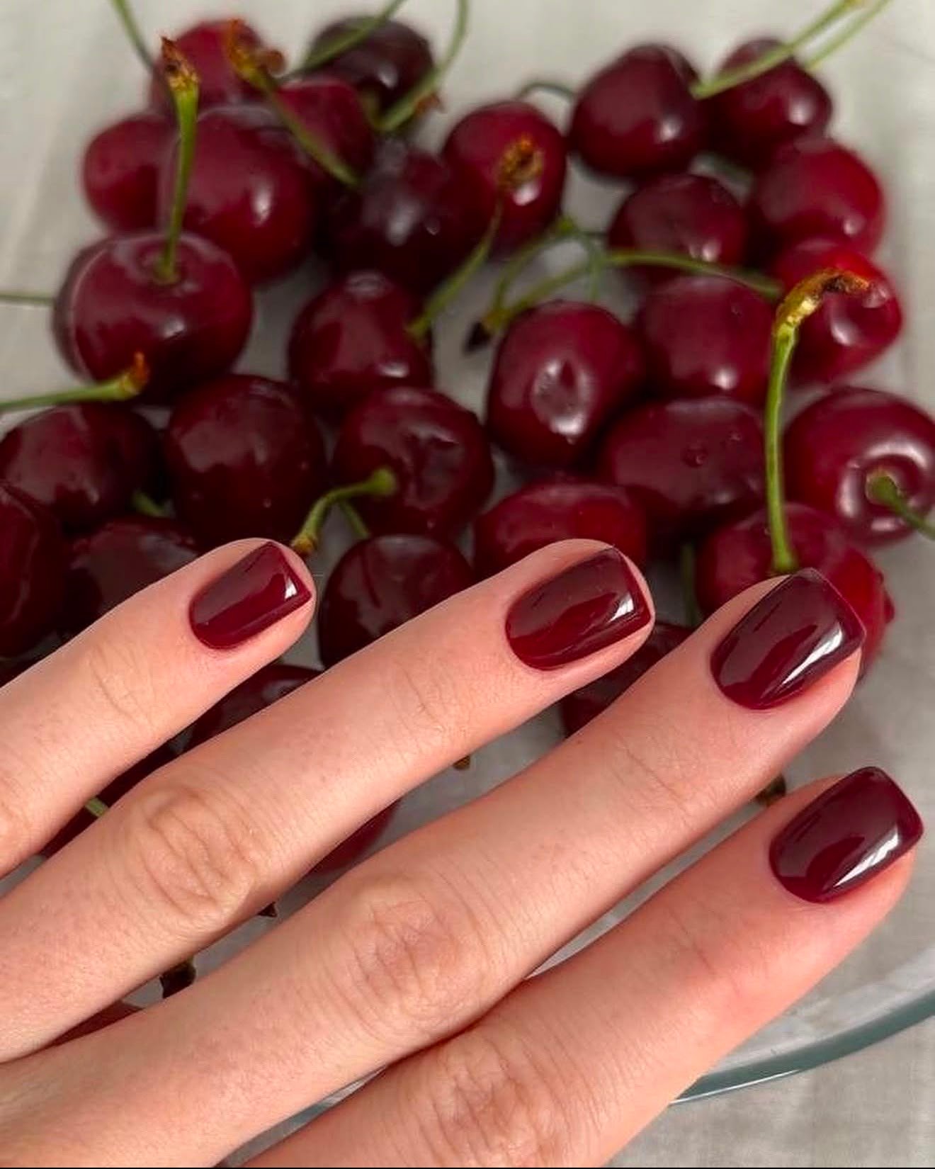 Manicure naturale per unghie corte con toni del rosso vinaccia 