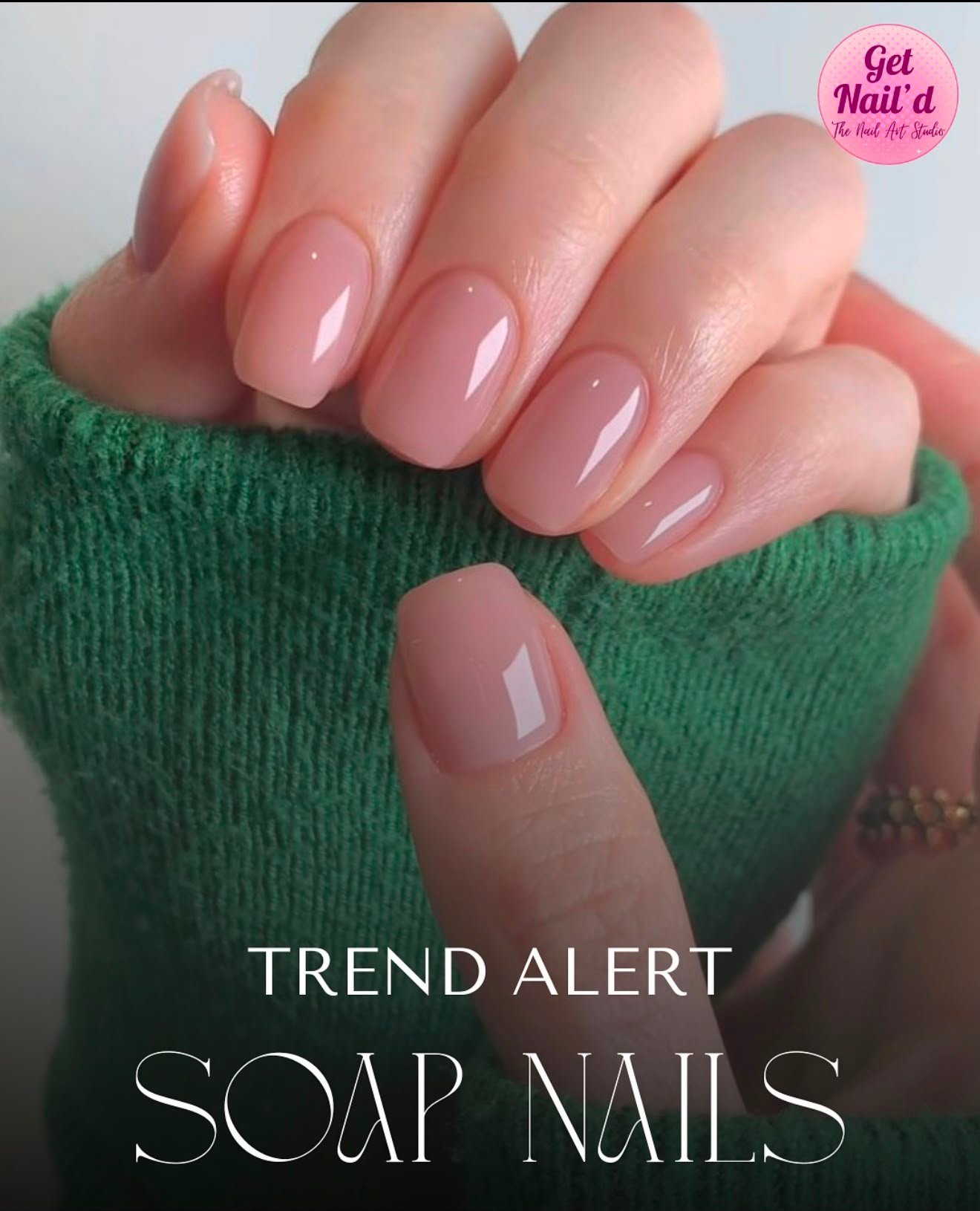 Manicure naturale per unghie corte con scritta trend alert soap nails 