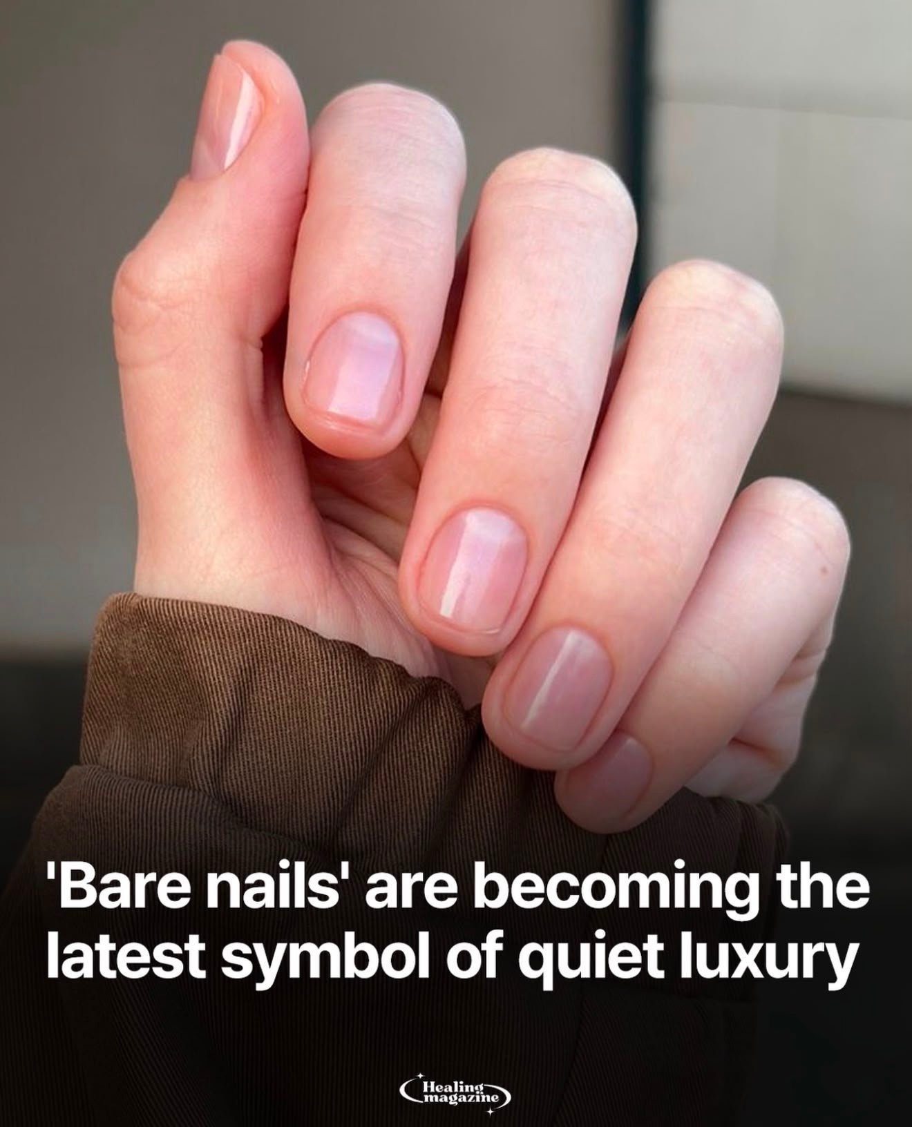 Manicure naturale per unghie corte con scritta beare nail are becoming the latest symbol og quie luxury