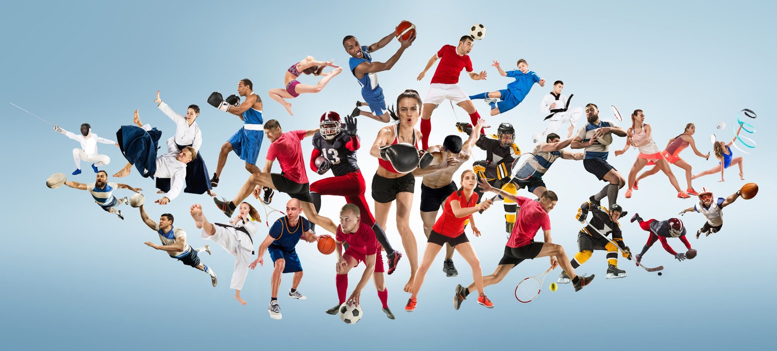 Collage sportivo con immagini di kickboxing, calcio, football americano, pallacanestro, hockey su ghiaccio, badminton, taekwondo, aikido, tennis, giocatori di rugby e ginnasti, isolati su sfondo blu con spazio per il testo. cncetto di sport che brucia piu calorie 