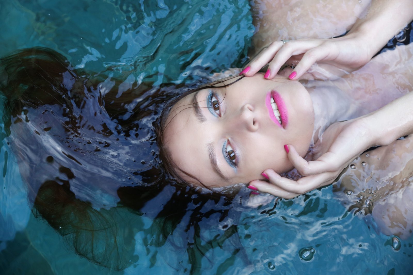 concetto Mascara waterproof per il mare. ragazza in acqua al mare con trucco waterproof