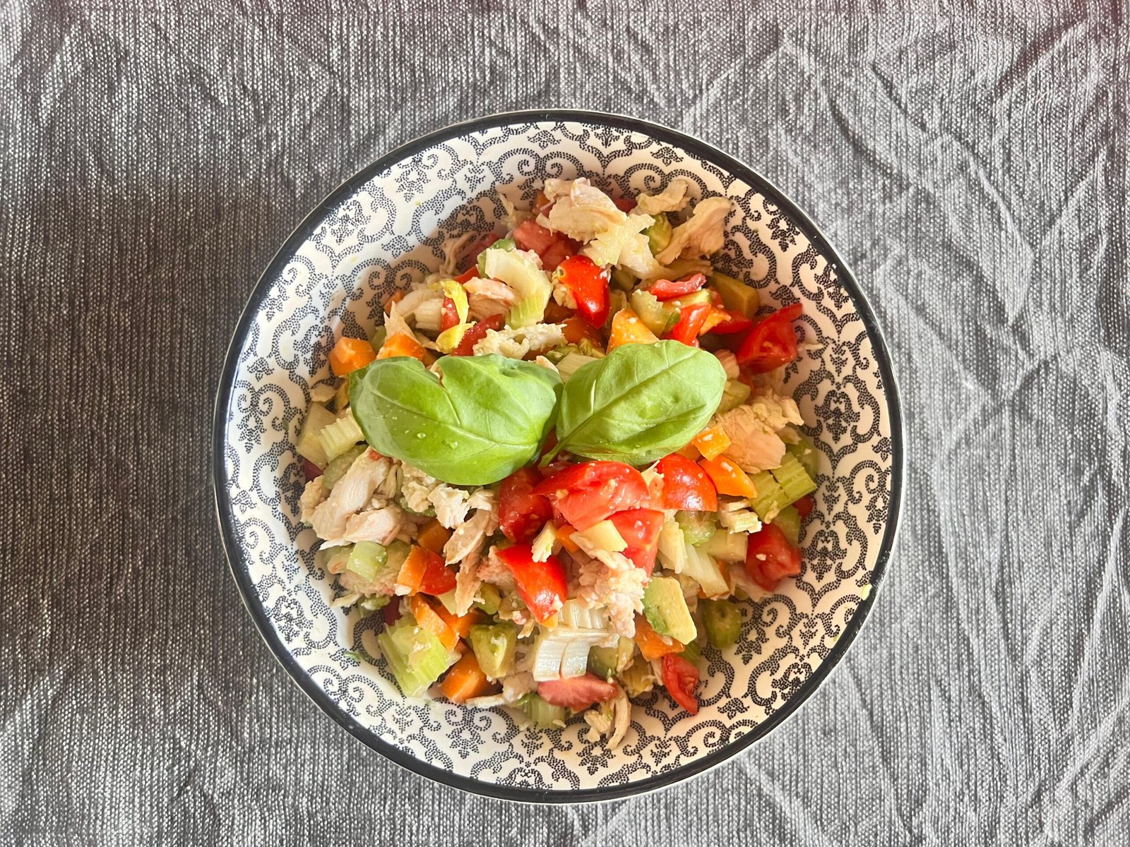 TEMA piatti estivi leggeri facili e veloci - insalata di pollo con avocado