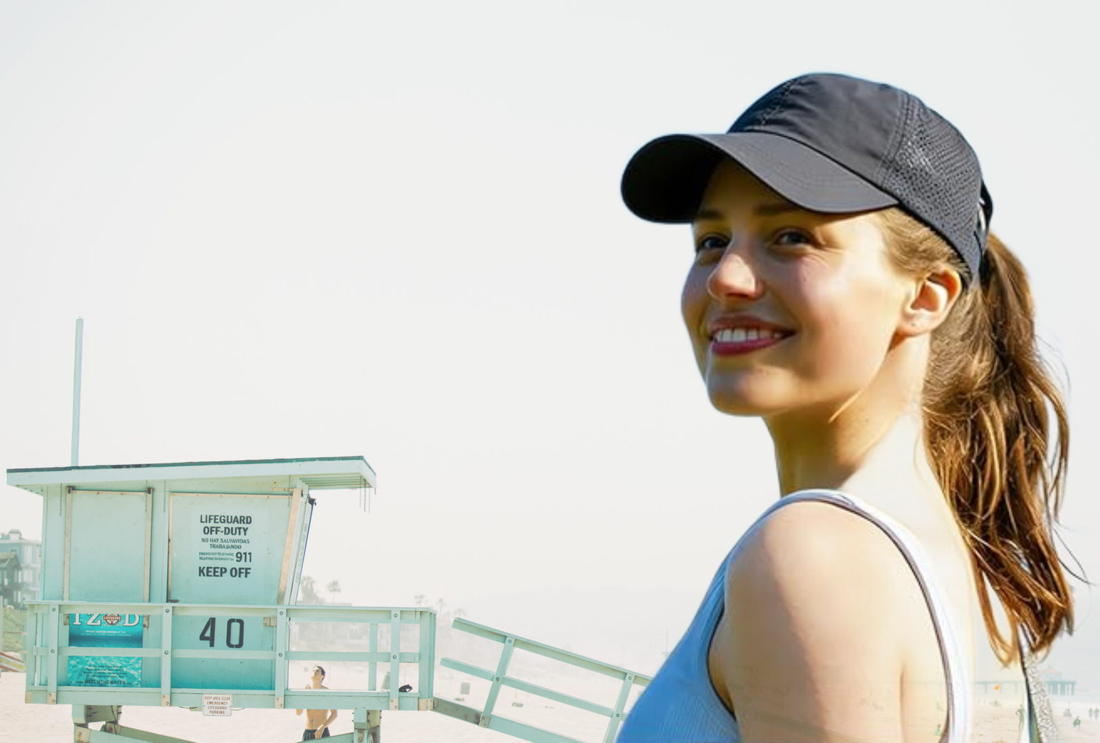 cappelli per il mare ragazza su spiaggia americana che indossa cappello da baseball e sorride in primo piano
