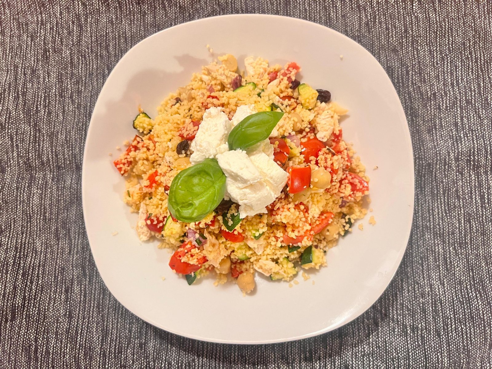 TEMA piatti estivi leggeri facili e veloci - cous cous con pollo verdure e caprino