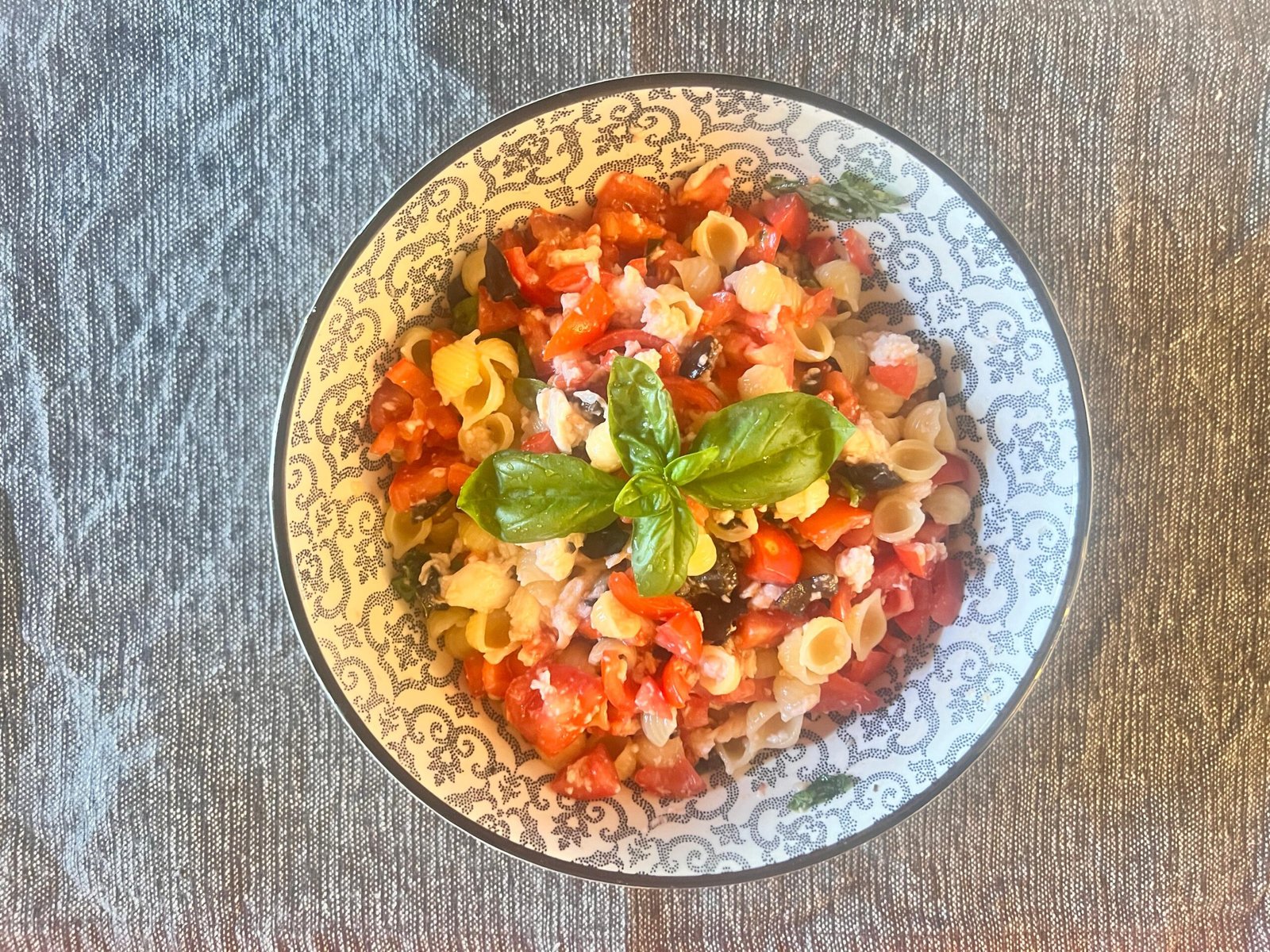 TEMA piatti estivi leggeri facili e veloci insalta di pasta all'italiana 