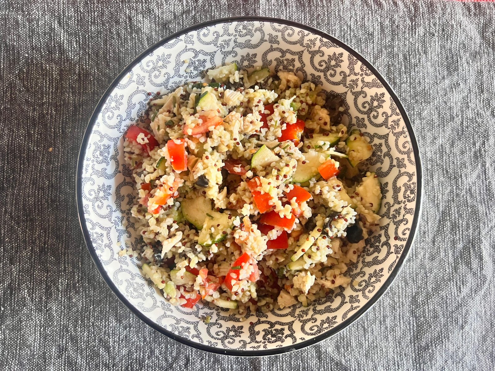 TEMA piatti estivi leggeri facili e veloci - quinoa con verdire e pollo 