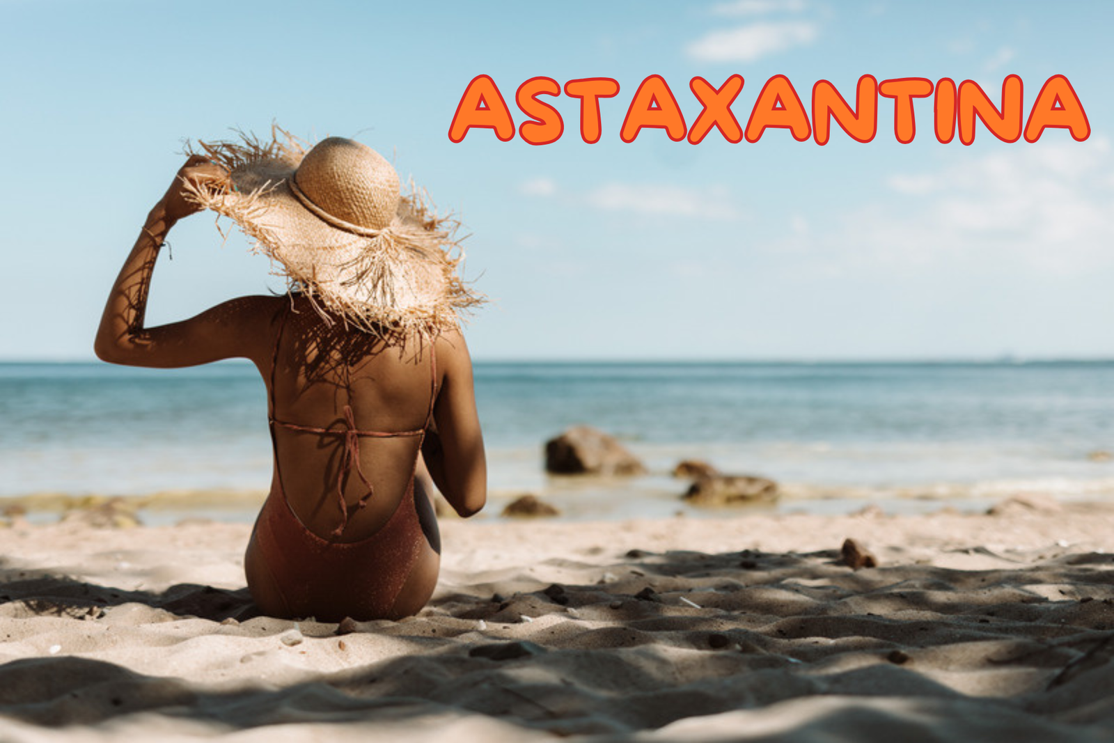 donna di spalle seduta in riva al mare con cappello dipaglia. Scritta su sfondo ASTAXANTINA : concetto pelle al sole, abbronzatura protezione solare e Integratori contro il fotoaging