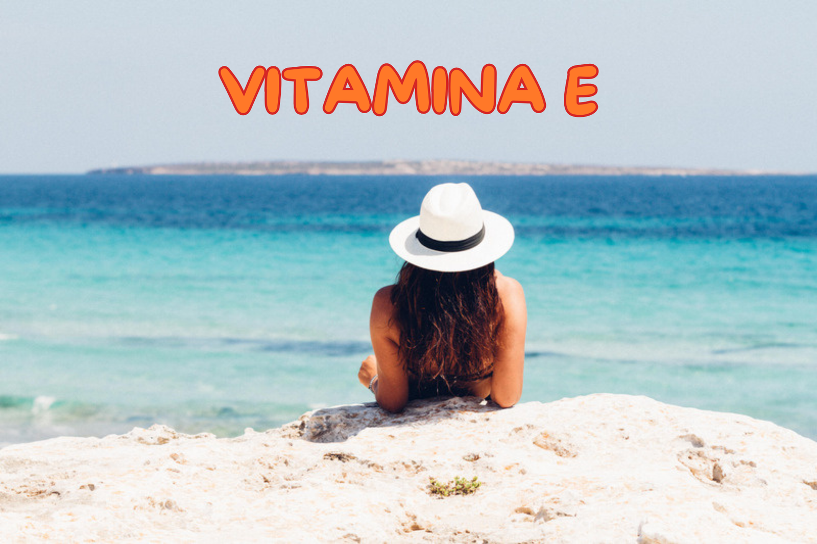 DONNA DI SPALLE IN RIVA AL MARE SI GOSE RELAX PROTEGGENDOSI CON CAPPELLO DI PAGLIA. SCRITTA SULLO SFONDO: VITAMNINA E- concetto pelle al sole, abbronzatura protezione solare e Integratori contro il fotoaging